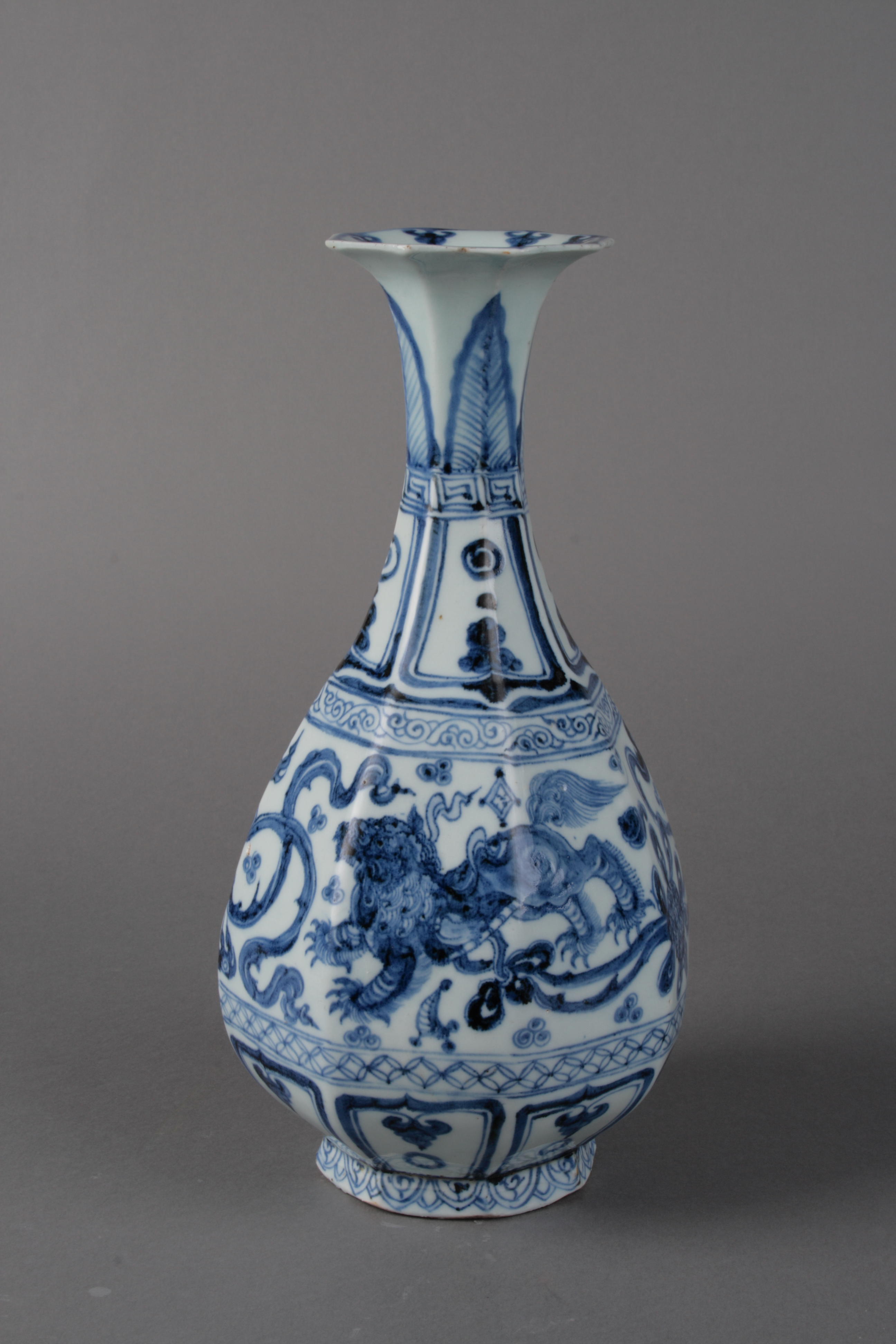  p>元青花八棱狮球纹玉壶春瓶是 a target="_blank" href="/item/元朝