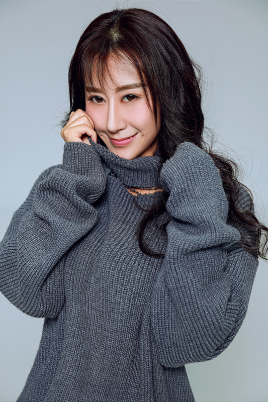  p>蔡明娜( i>原名蔡冉,曾用名蔡镒鸿 /i>),出生于河北省承德市,中国