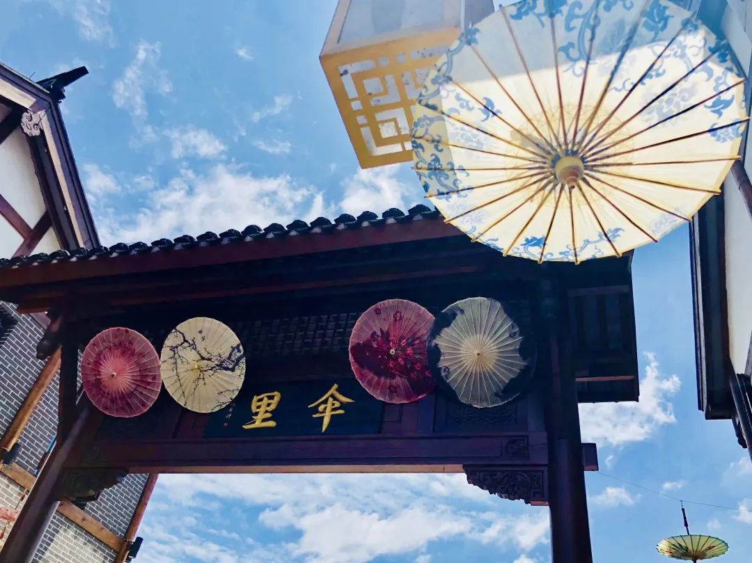  p>伞里位于四川省泸州市江阳区分水岭镇董允坝村,是一条以国家级非