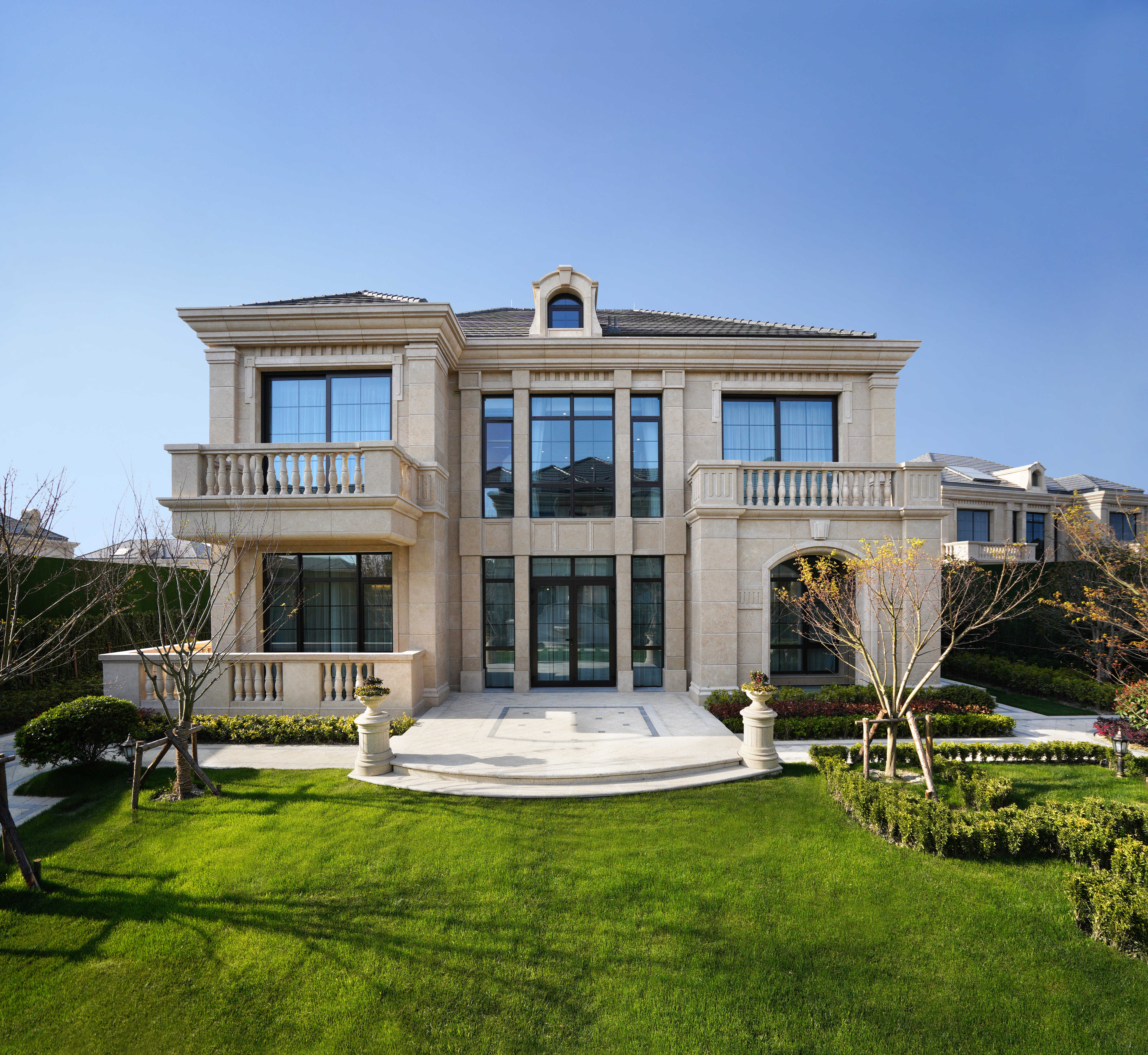 子公司上海星海时尚地产(集团)有限公司打造的大虹桥标杆独栋别墅项目