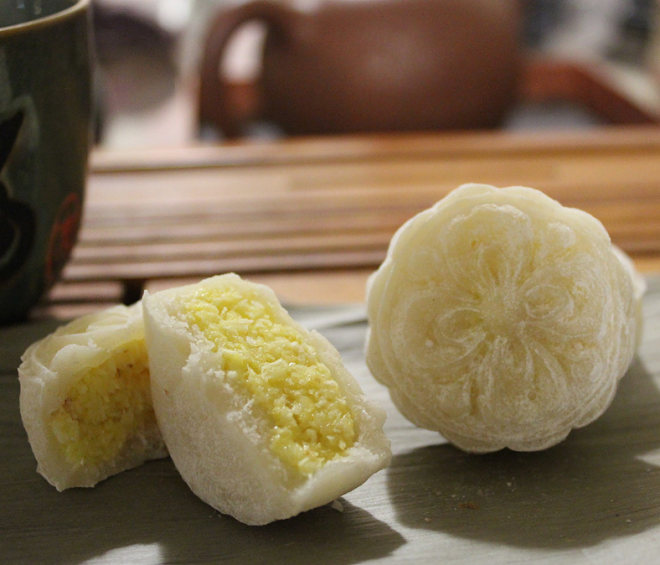 绿豆馅冰皮月饼