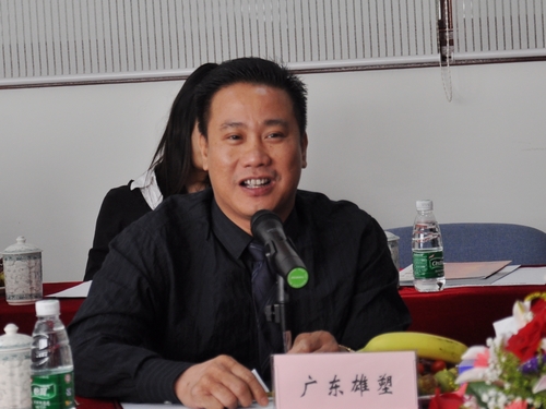 出生于1971年3月,中国国籍,无境外永久居留权,雄塑科技董事