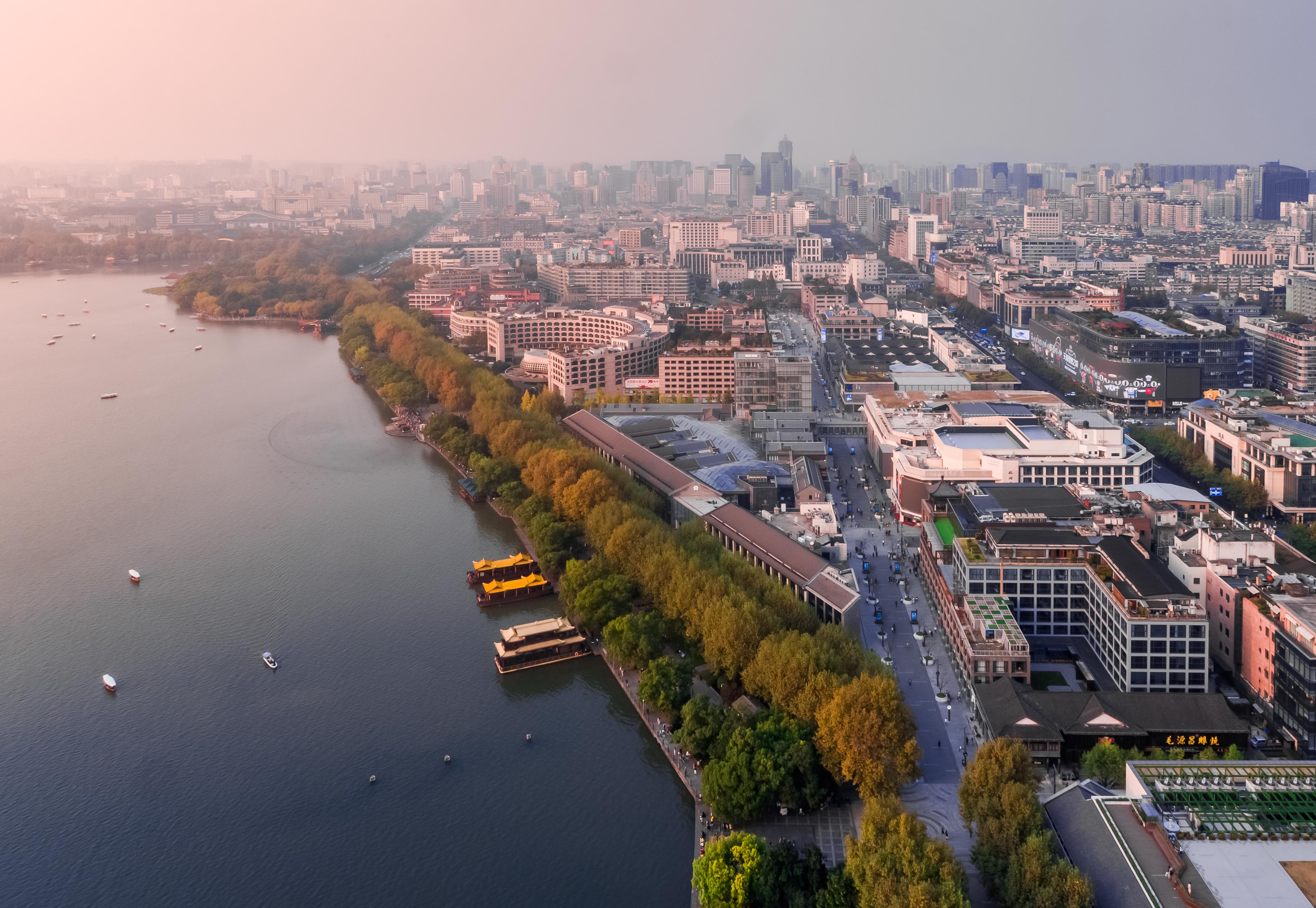  p>杭州湖滨步行街呈"千"字形,北至庆春路,南至解百新元华,东至延安路