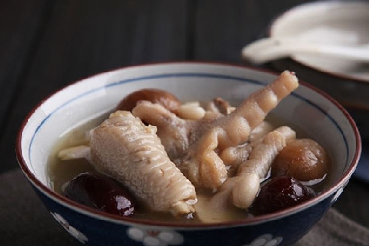 红枣桂圆花生煲鸡爪
