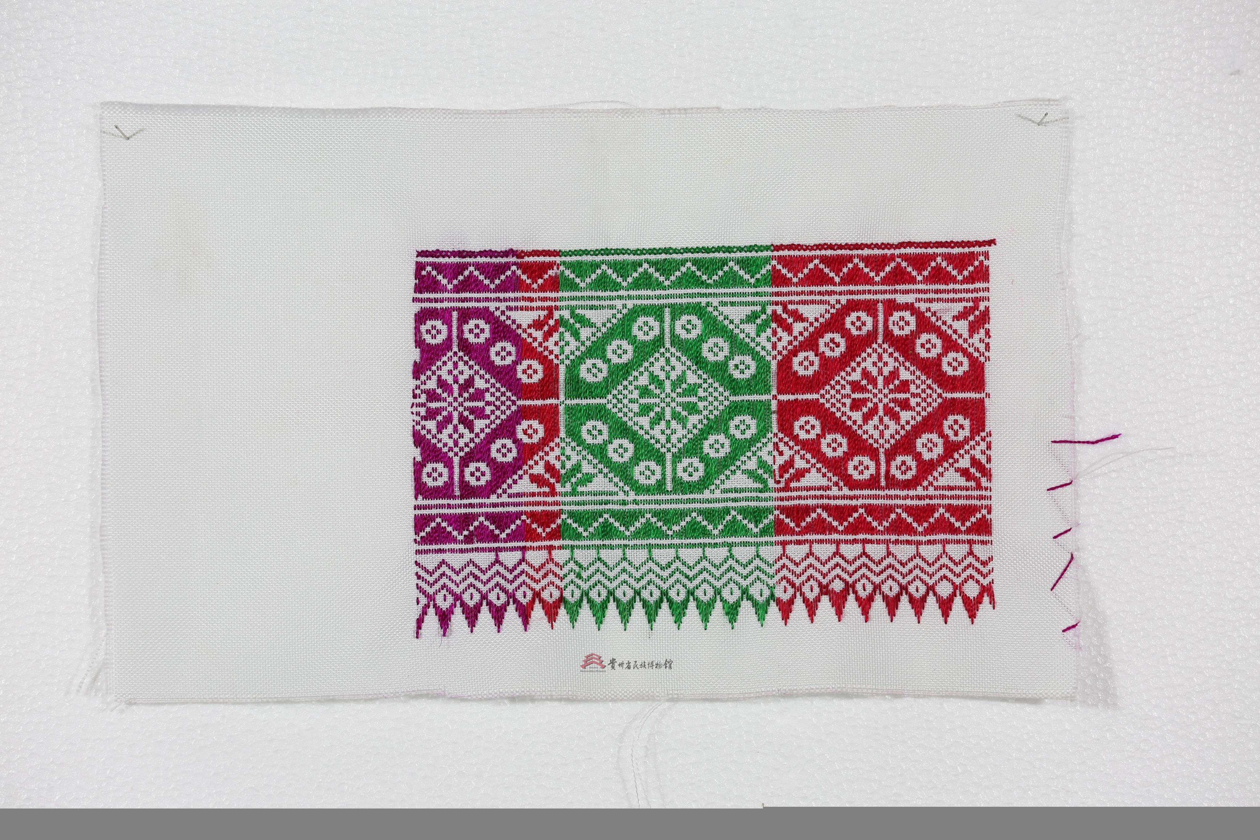 当代长顺苗族八角花纹平挑绣片