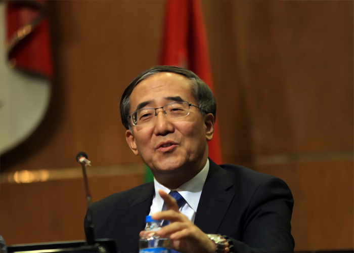 男,出生于1959年2月,大学毕业,中华人民共和国外交官