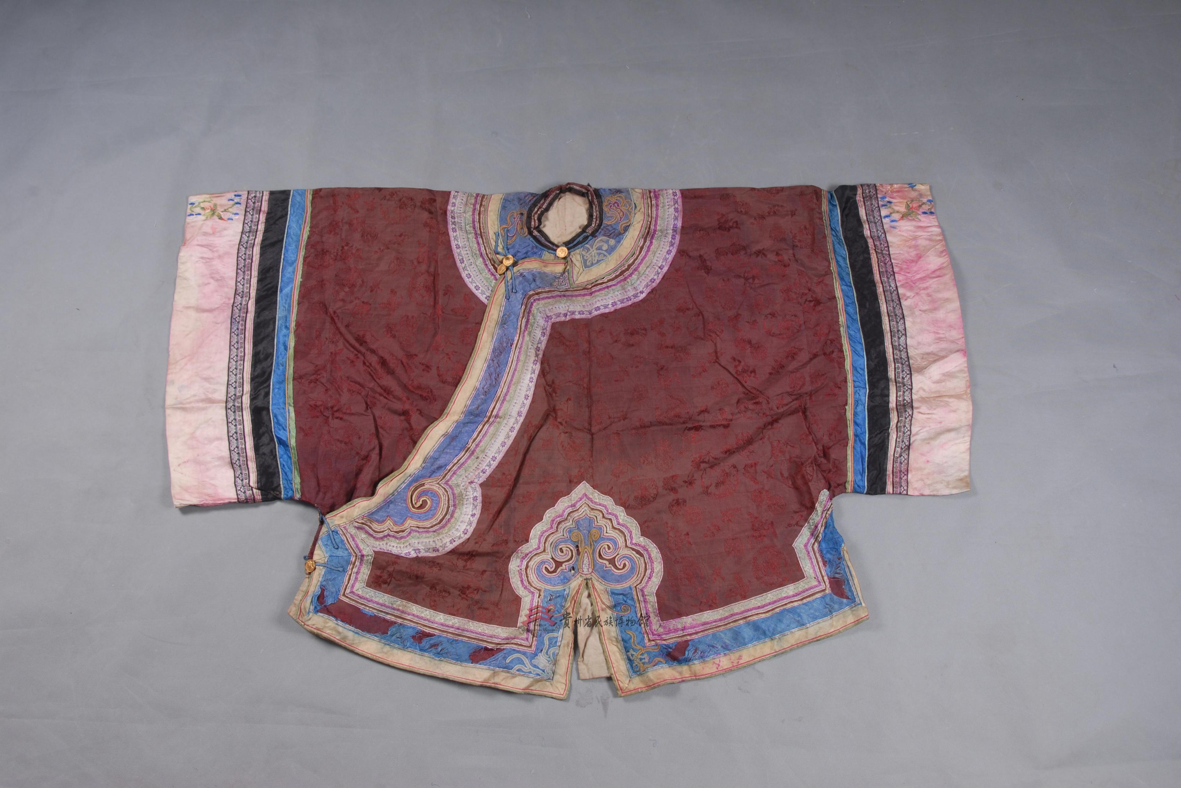 清代湖南汉族褐缎平绣凤戏牡丹纹右衽衣