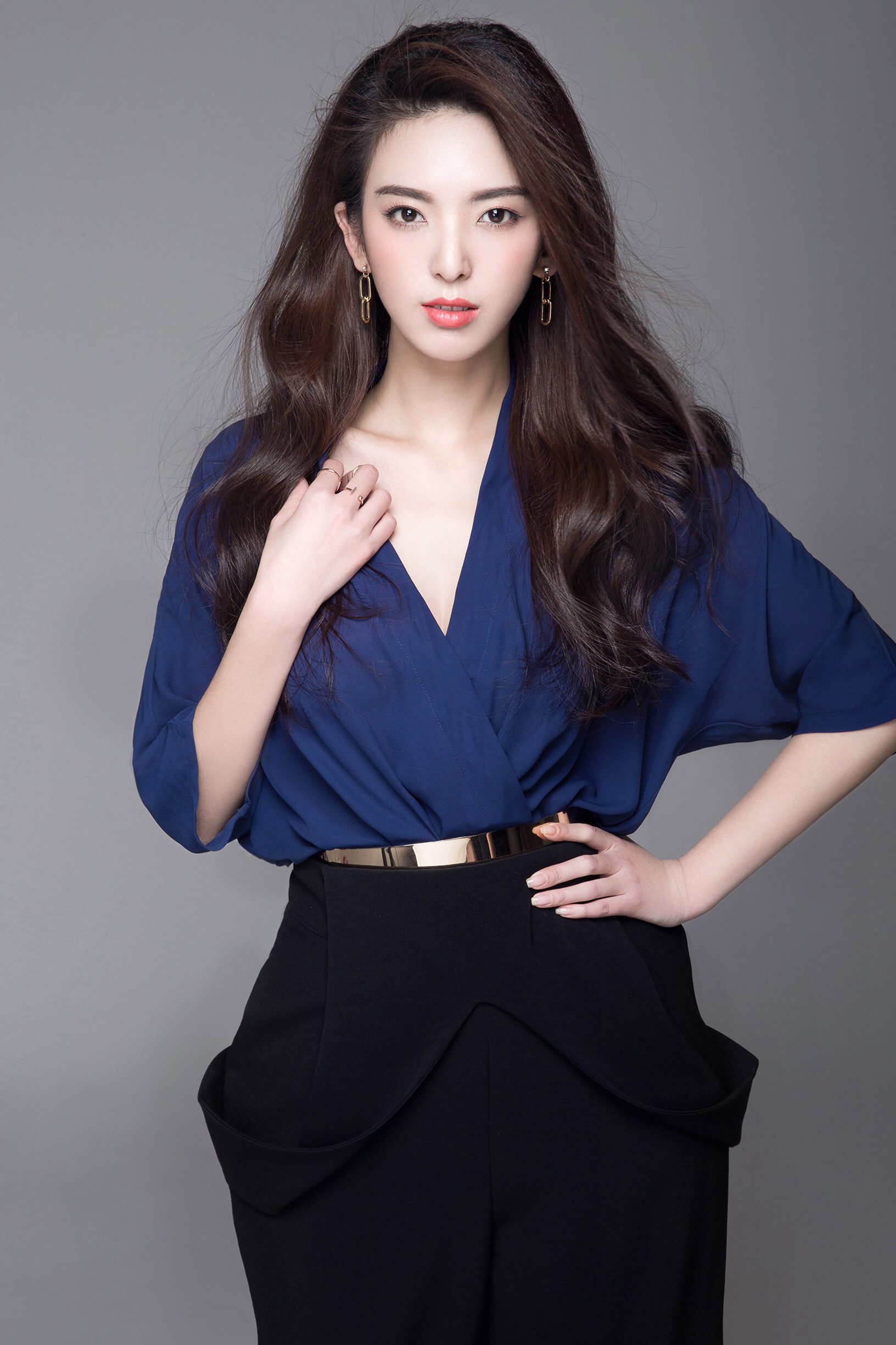  p>陈菲(原名陈一榕),1990年9月26日出生于上海市,中国内地女演员.