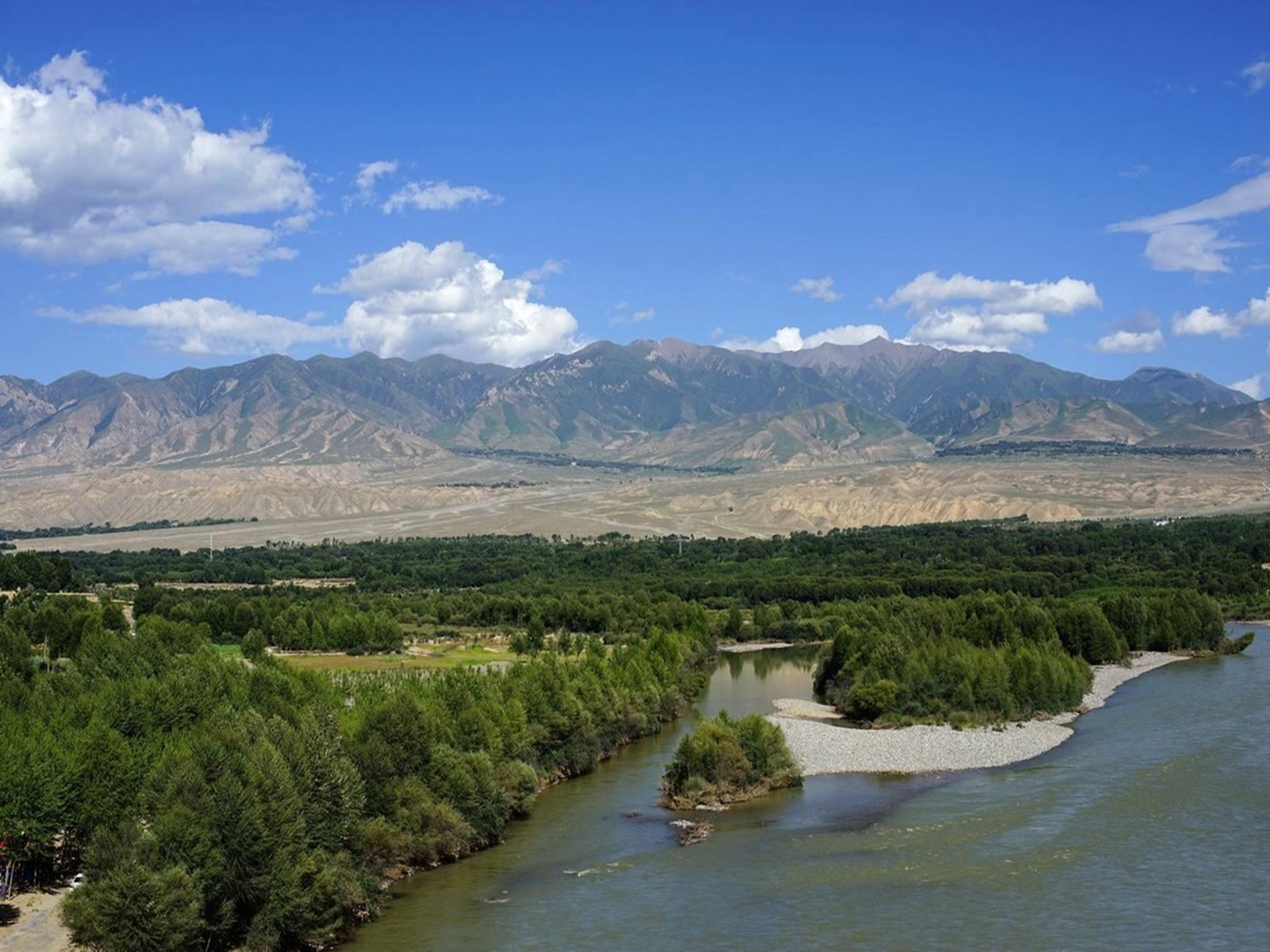 金银滩草原,位于青海省  a target="_blank" href="/item/海晏县