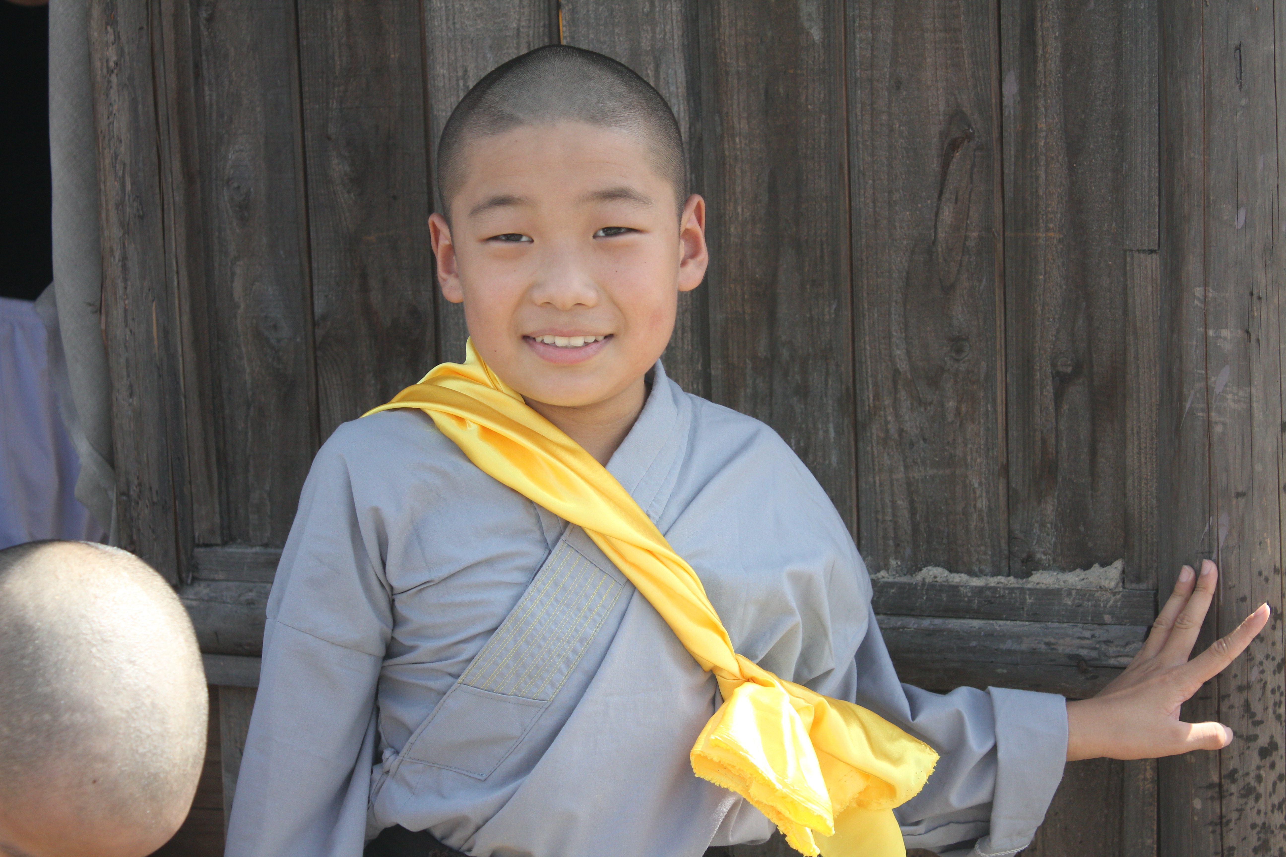 该片讲述叮叮和当当是少林寺的两名小和尚,生性顽皮却性格纯良