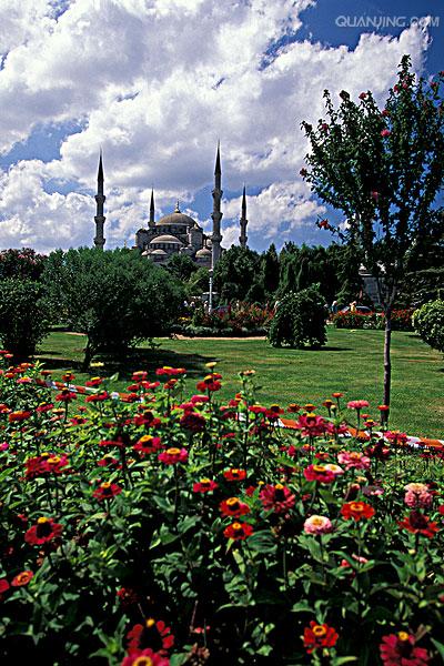 a>信徒礼拜的地方,词根为"拜倒"的意思,因为穆斯林礼拜时需要拜倒叩拜