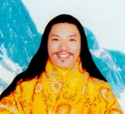  p>年扎降措仁波切的父亲是著名的伏藏师,虹光身成就者秋尼多吉(简称"