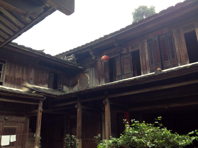 楼为石木结构的二层楼房,依山而筑,蔚为壮观,因为是当地的地标性建筑