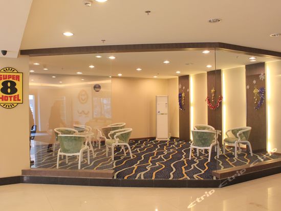 紧邻吉林市政府,距河南街商业购物步行街中心仅0.3公里.