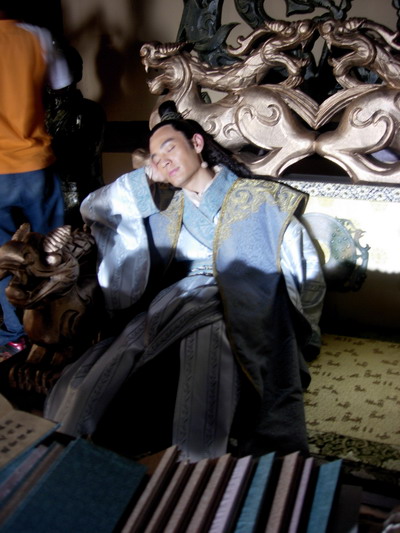  /p> p>2001年,因主演近代剧《 a target="_blank" href="/item/走向