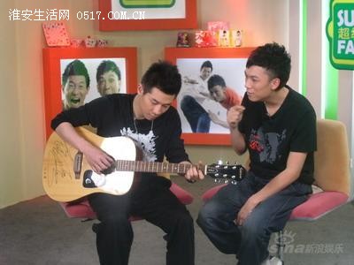 严铮,湖南岳阳人,湖南娱乐频道主持,2003年,获得《超级男声》总决选