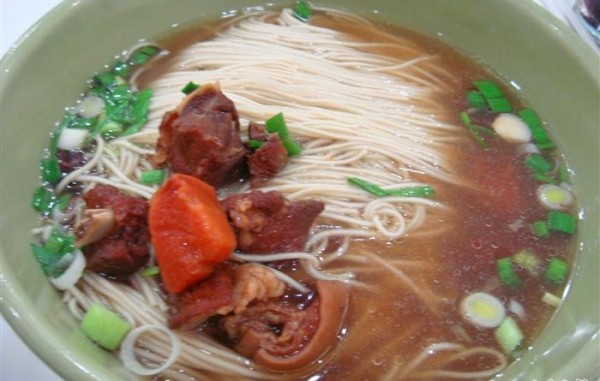  p>羊肉面是一道以安徽 a target="_blank" href="/item/萧县">萧县 