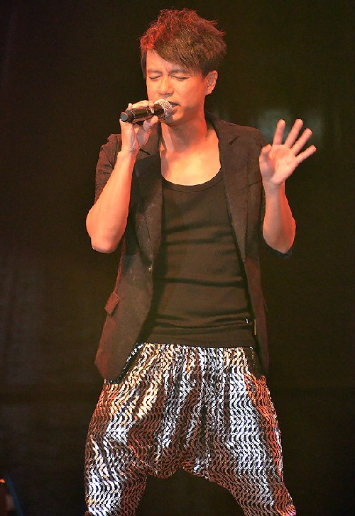  p>李克勤(hacken lee),1967年12月6日生于中国香港,籍贯广东新会崖西