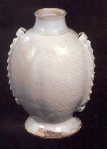 唐刑窑白釉双鱼背瓶是唐代年间烧制的瓷器,瓶高21厘米,口径4