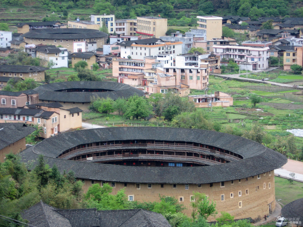  p>永定土楼,又称筒子楼.