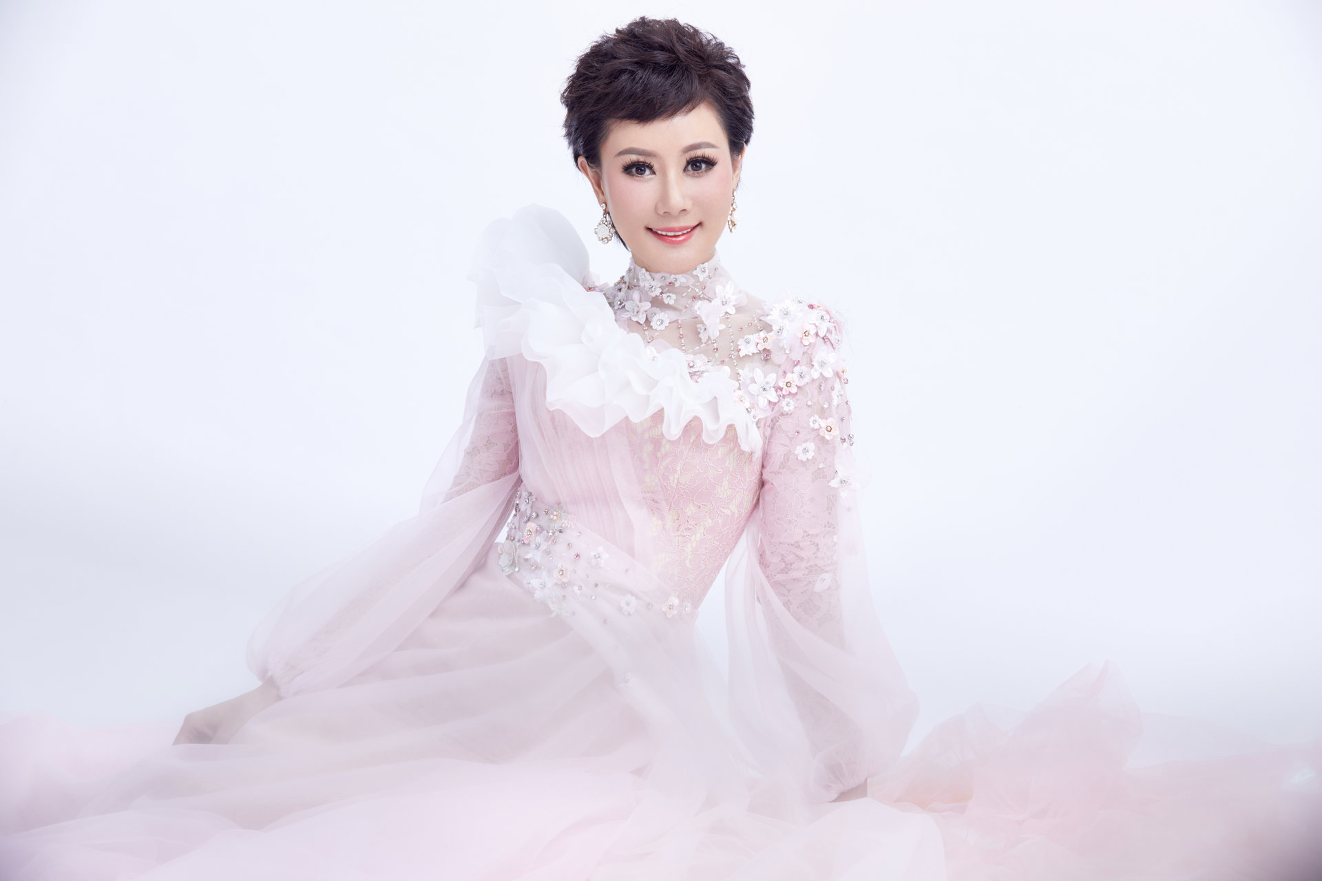  p>叶翠,女高音歌唱家,原战友文工团独唱演员,,现中国煤矿文工团国家