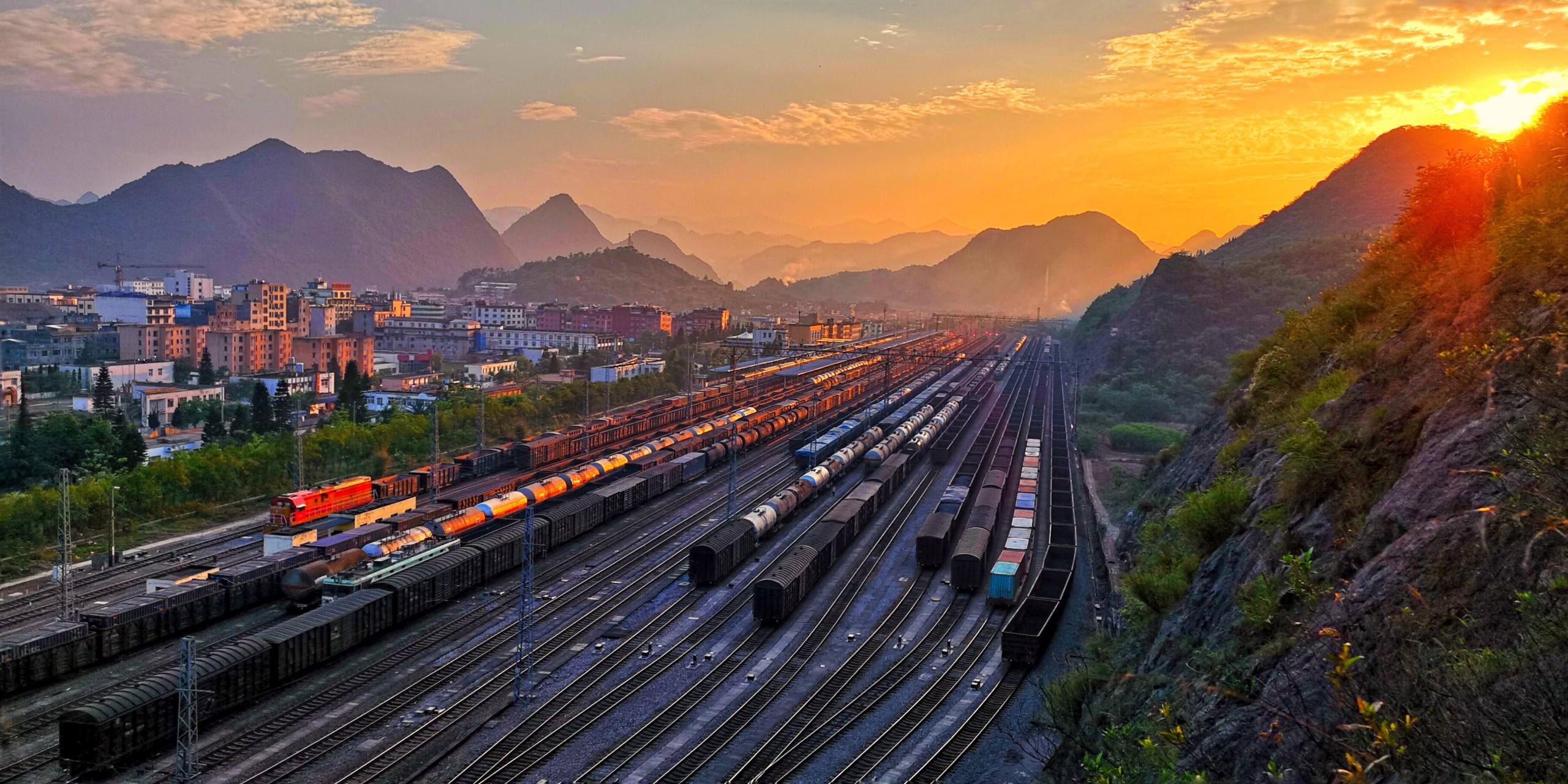  p>南昆铁路(nanning-kunming railway),简称南昆线,是一条连接广西