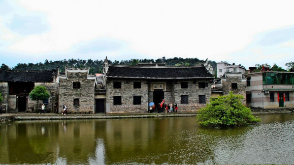 邓华故居水塘灌木2