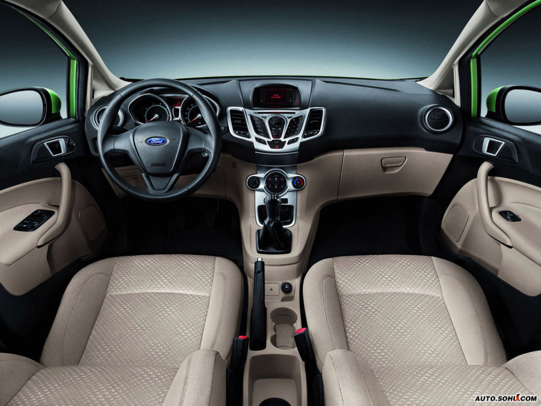 data-lemmaid="1953775">福特汽车公司向市场推出了第一代嘉年华