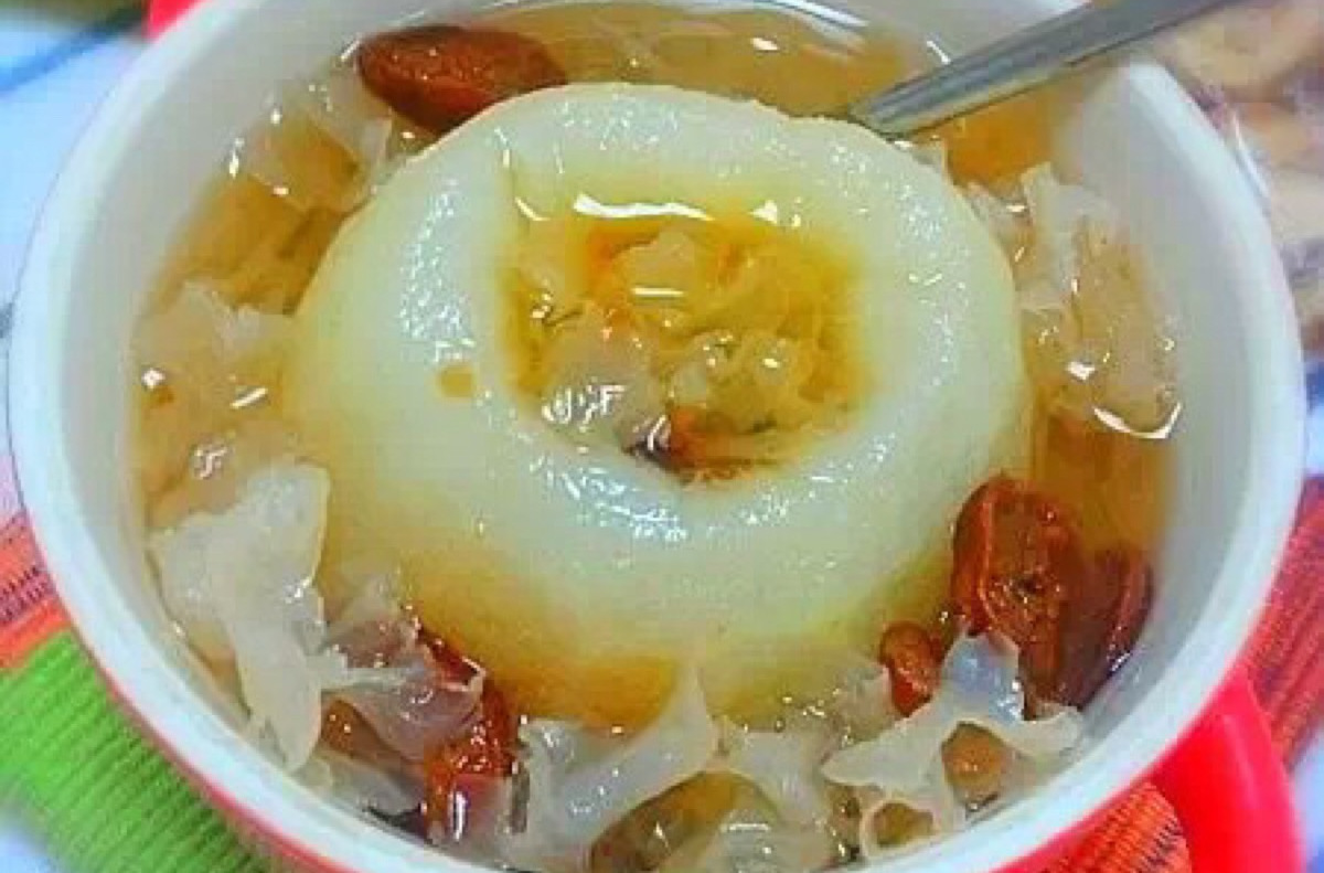 【银耳炖梨盅】