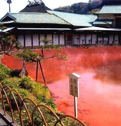  p>血池温泉 i>(英文:blood pond hot spring,日语为jigoku,意为十八