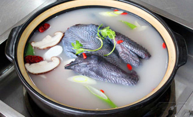 乌鸡乳鸽火锅