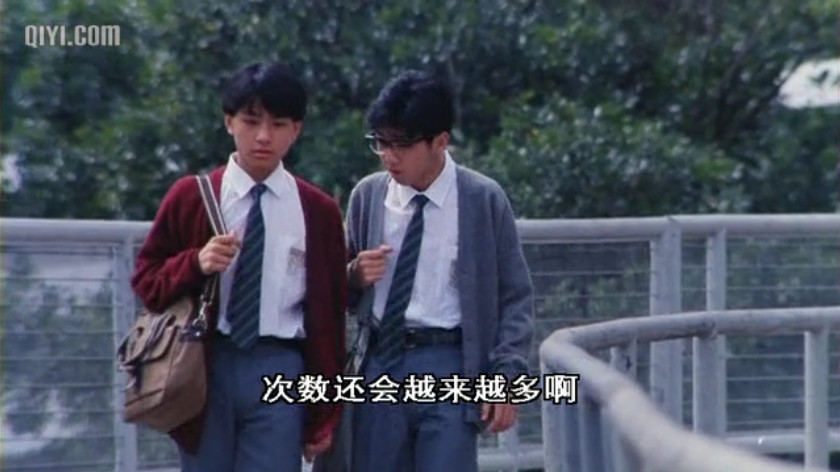 是一部成功的少年人电影,它以独白式的表达揭示出少年波仔在中学的一