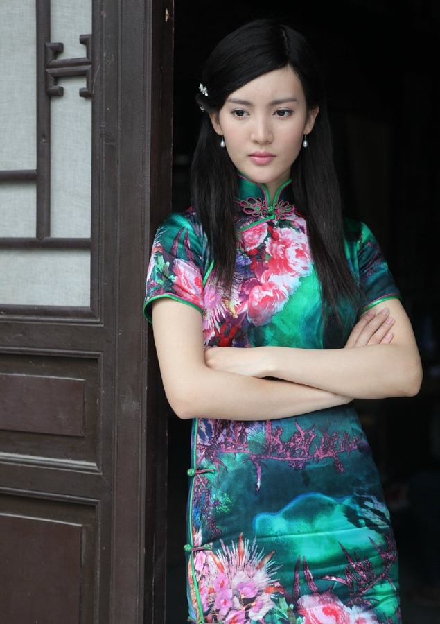 于山东省济南市,毕业于北京舞蹈学院民族舞专业,中国内地影视女演员