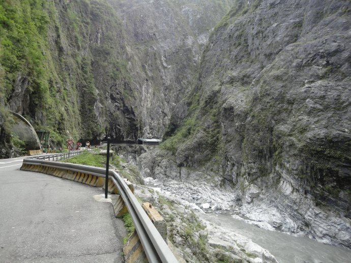  p>中横公路,全名东西横贯公路或中部横贯公路,简称中横,是台湾第一条