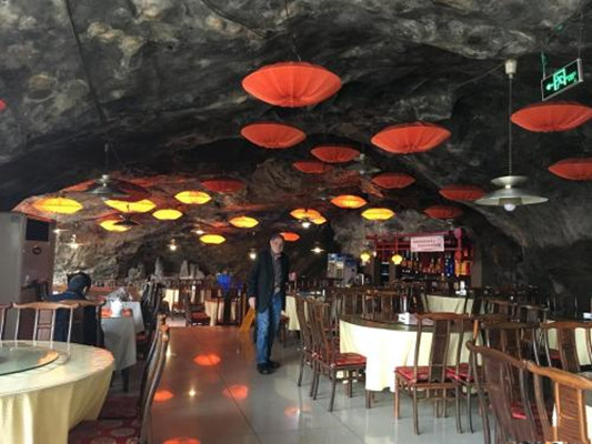  p>放翁酒家位于宜昌市三游洞正对面独特的岩洞之内,因南宋诗人陆游