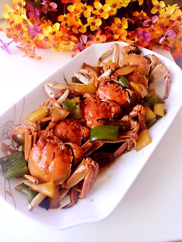  p>香炒蟹是一道美食,制作原料主要有蟹,蒜头,红辣椒,葱,香菜,辣椒酱