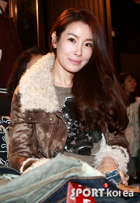  p>李泰兰,1975年5月6日出生.韩国女演员,汉阳大学戏剧电影学系毕业.