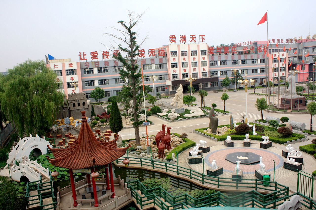  p>临沂第七实验小学始建于1909年,1993年迁往现址,总占地面积3万平方