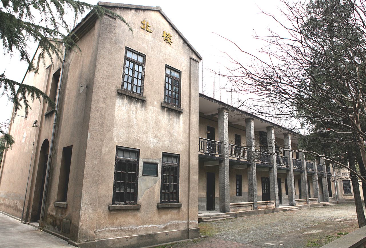 p>在盐城市盐城中学校园内.建于1931年.