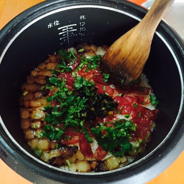  p>电饭煲腊味饭是一道简单的家常菜,主料是 a target="_blank" href=