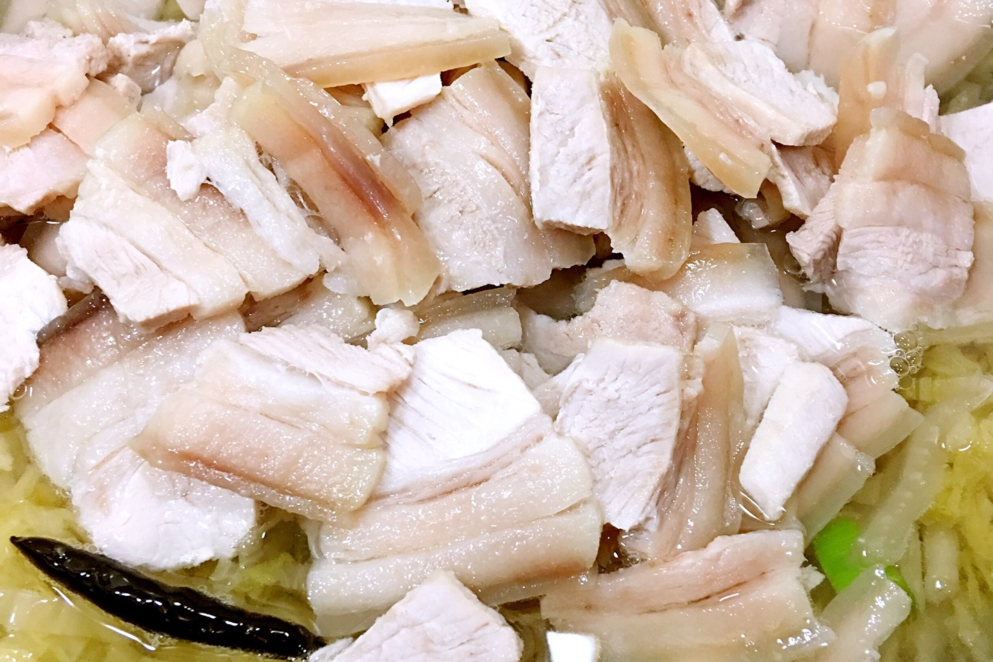  p>汆白肉是一道美食,食材有五花肉, a href="#" data-lemmaid="