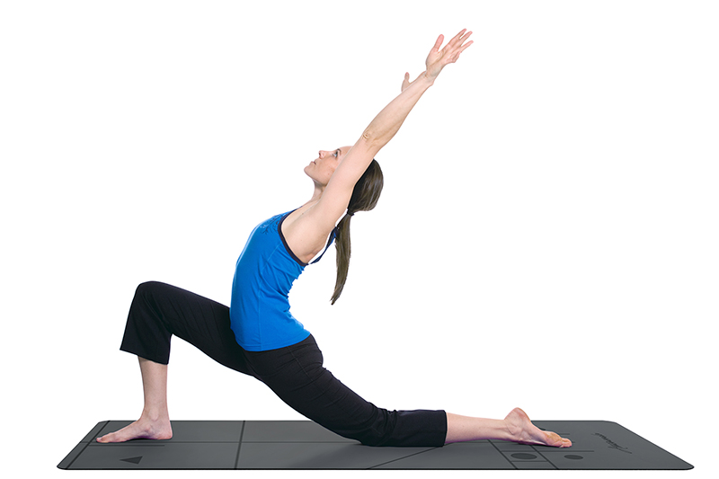  p>新月式是一种正位瑜伽体式,能够舒展髋部和肩部等. /p>