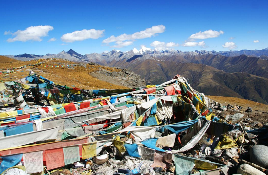 p>布丹拉山,是乘车往西藏加查县必经之路,海拔4910米,从山底到山顶的