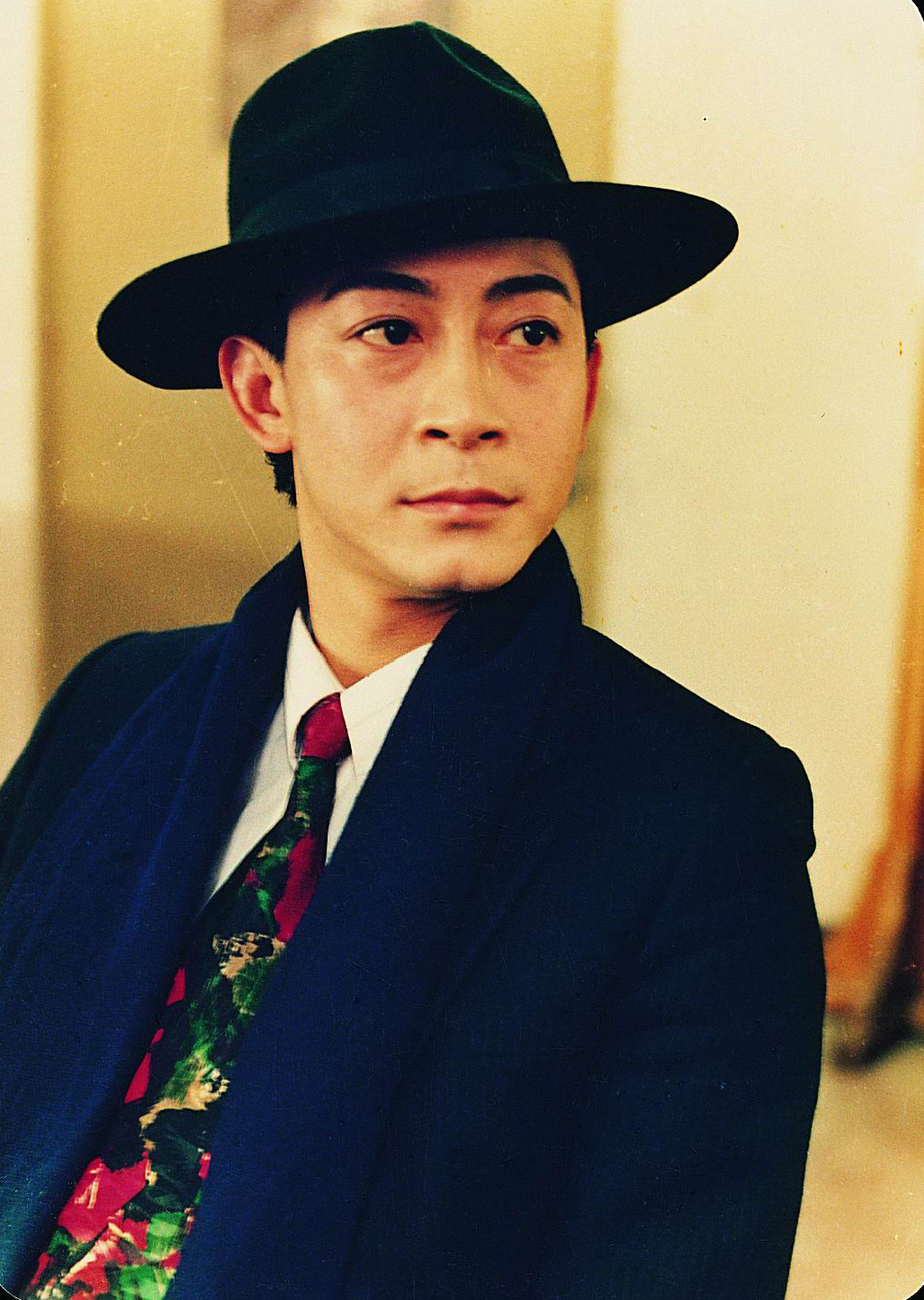  p>六小龄童,本名章金莱,1959年4月12日出生于上海,祖籍浙江绍兴,中国