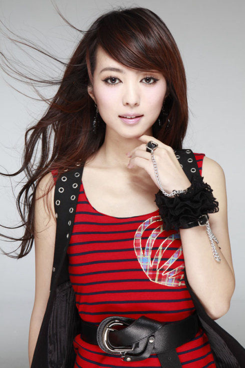  p data-id="gnwja3m121">李蜜,籍贯福建,中国传媒大学播音主持专业