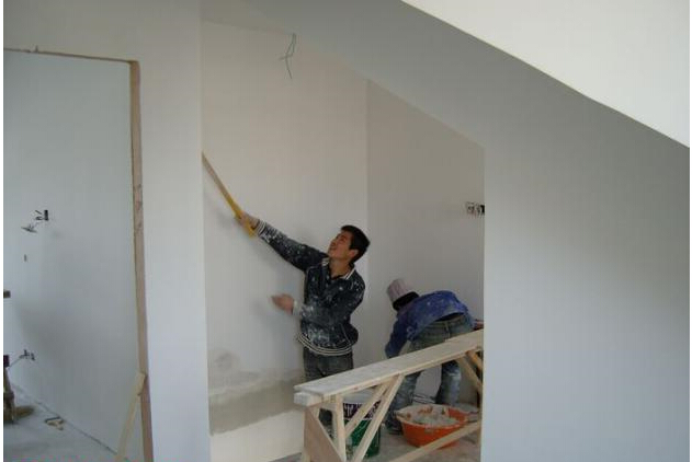  p>批墙是指把墙上的一些多余物体,如凸出来的混凝