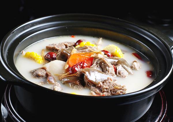  p>西洋参炖羊肉汤,所属一款美食,主要原料有羊肉,西洋参,山药,姜