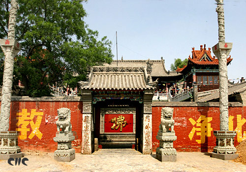  p>戴兴寺位于榆林城东驼峰山巅,是 a href="#" data-lemmaid="951162