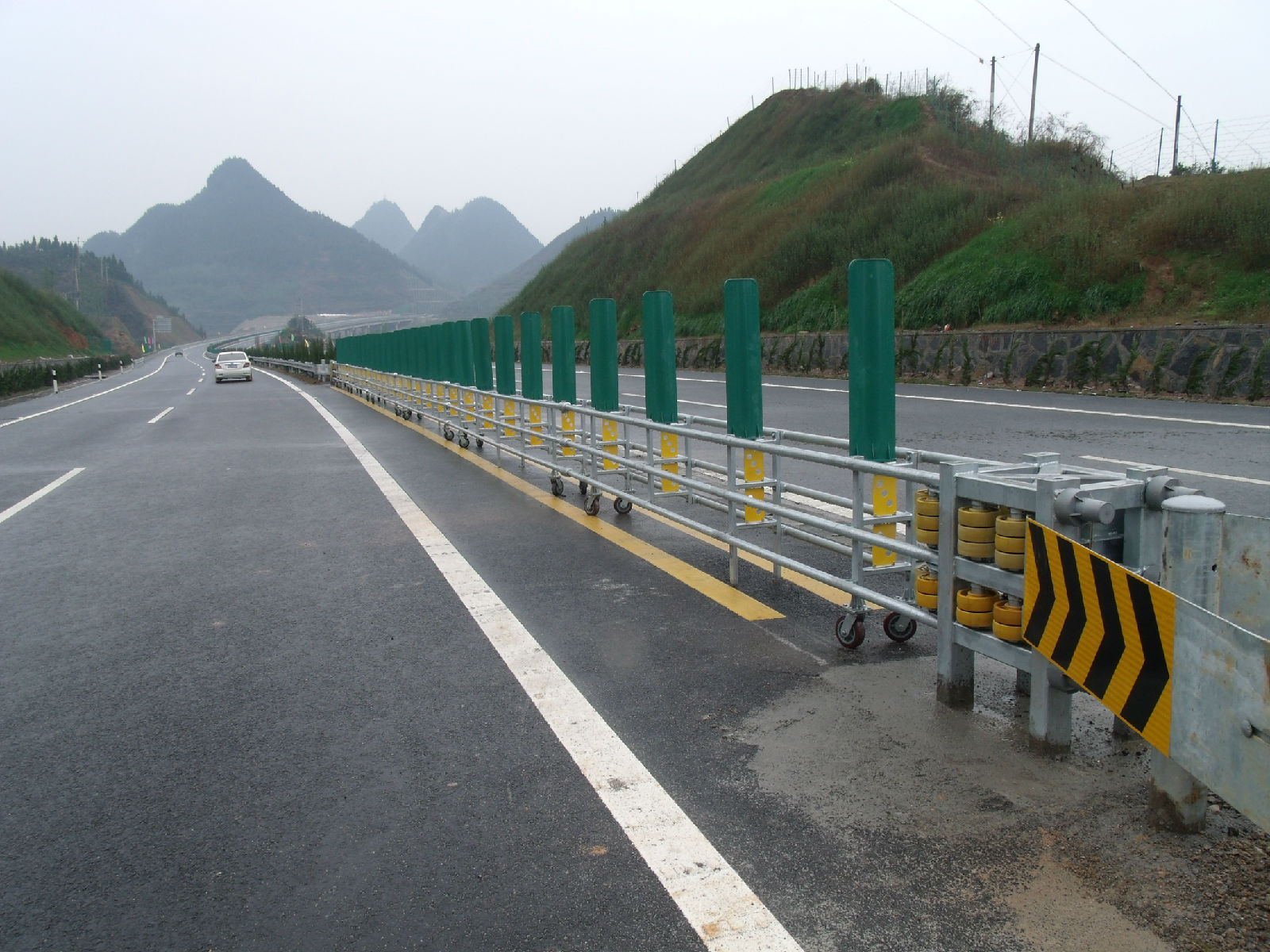 data-id="gnavtdeeij">活动护栏是护栏的一种,它是在设置在高速公路