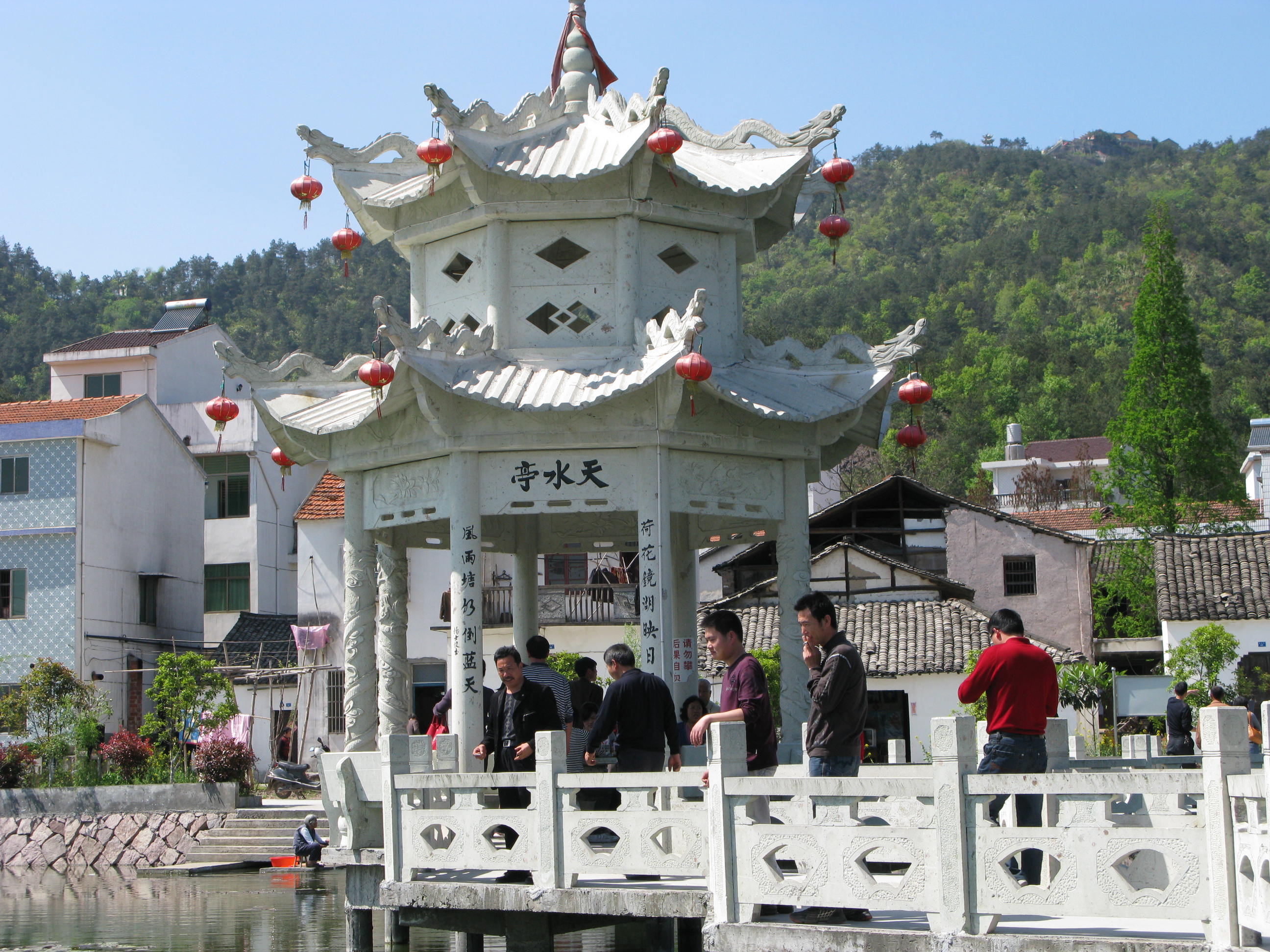 data-lemmaid="214555">义乌 /a>市区西南,东与江东街道隔江相望,南临